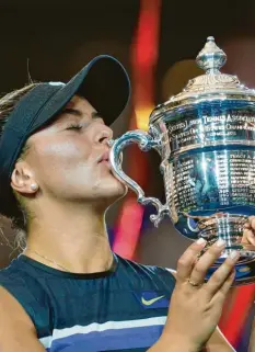  ?? Foto: dpa ?? Das obligatori­sche Küsschen fürs Edelmetall: Die Kanadiern Bianca Andreescu besiegte Serena Williams und gewann die US Open.