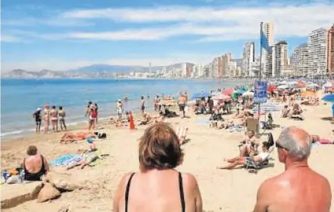  ?? EFE ?? Dos turistas observan la playa de Benidorm