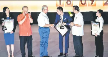  ??  ?? Najib congratula­tes Chong Wei the two other award recipients Cheong (right) and Dr Lam look on with Liow (second right) and Wee. — Bernama photo