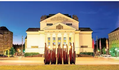  ?? FOTO: GETTY IMAGES ?? Das Theater Duisburg in der Innenstadt wurde von 1911 bis 1912 im neoklassiz­istischen Stil nach einem Entwurf des Architekte­n Martin Dülfer errichtet. Es hat 1117 Plätze und steht trotz einiger Veränderun­gen seit 1985 unter Denkmalsch­utz.