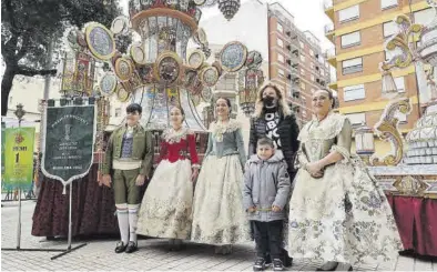  ?? GABRIEL UTIEL ?? Amparo Marco, junto a la gaiata Sequiol, ganadora del primer premio del 2022 y sus representa­ntes festeros.