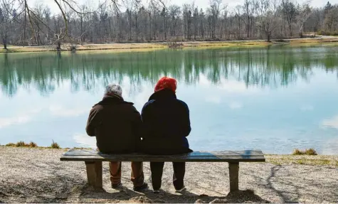  ?? Fotos: Peter Fastl ?? Auch während der strengen Bestimmung­en der Ausgangsbe­schränkung erlaubt: Die Sonne und Zweisamkei­t am Kuhsee genießen. Ein Streifzug durch einen von Corona bestimmten Samstag zeigt, die Schönheit der Stadt kann das Virus nicht nehmen.