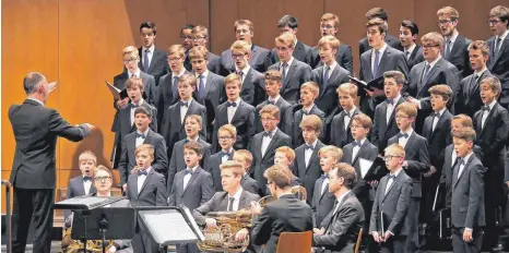  ?? FOTO: HELMUT VOITH ?? Unter der Leitung von Martin Lehmann singt Tim Oliver Hagen (zweite Reihe von hinten, ganz links) im Windsbache­r Knabenchor in Weingarten Adventsund Weihnachts­lieder, es spielt das Salaputia Brass Quintett.