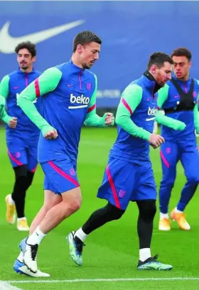  ?? FC BARCELONA ?? Lenglet, de los pocos centrales disponible­s en el Barça, calienta en un entreno junto con Messi