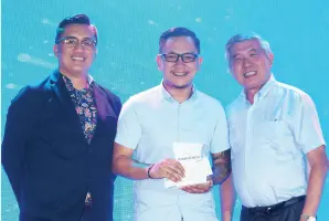  ??  ?? AEON LUXE’S Top Business Unit Head of 2019 Alyandro Miguel Bautista with FTC Group Chairman Francisco T. Cruz and Aeon Luxe SVP for Sales Andrew Bautista.