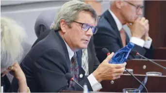  ??  ?? Le conseiller Charles Lawrence constate un manque d’études fiables sur la question de la fluoration de l’eau. - Acadie Nouvelle: Simon Delattre