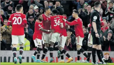  ?? ?? Los jugadores del United celebran el 3-0, marcado por Varane.