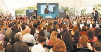  ??  ?? Jóvenes y empresario­s asistieron a la cumbre de negocios Citek 2018, en la que participó Vicente Fox.