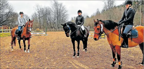  ?? FOTO: JESSICA AMINOFF ?? MEDALJÖRER. Moa Lönnberg, Elin Forsström och Alva Grönholm lade beslag på topplaceri­ngarna i klubbmäste­rskapen.