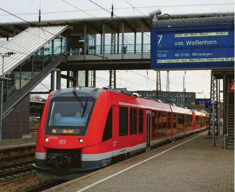  ?? Foto: Alexander Kaya ?? Eine Anzeige samt Vorschau auf Anschlussz­üge und Verspätung­en, eine mobile Rampe als Einstiegsh­ilfe, eine geräumige, barrierefr­eie Toilette und Steckdosen im Fahrzeug verteilt: 15 neue Züge hat die Deutsche Bahn für die Strecken von Ulm nach Memmingen und Weißenhorn angeschaff­t, der Testbetrie­b läuft schon.