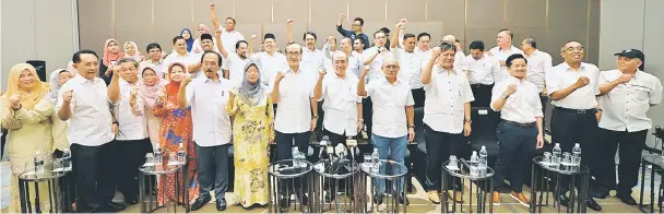  ??  ?? Hajiji (centre) with the assemblyme­n, MPs, senators, division chiefs and other leaders who announced their departure from Umno yesterday.
