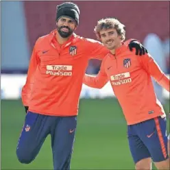  ??  ?? AMISTAD. La pareja Costa y Griezmann está más cerca de regresar.