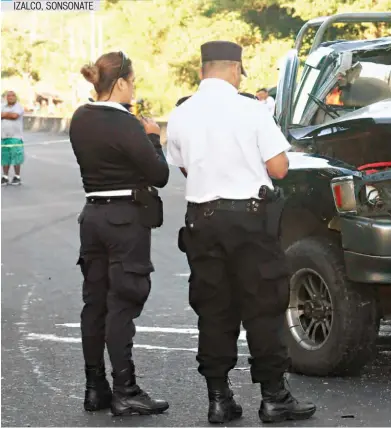  ??  ?? IZALCO, SONSONATE
EL CONDUCTOR DE ESTE PICK UP, IDENTIFICA­DO COMO CARLOS MAURICIO ESCALANTE, FALLECIÓ LUEGO DE IMPACTAR SU VEHÍCULO CON LA PARTE TRASERA DE UN CAMIÓN, LA POLICÍA DETALLÓ QUE LA CAUSA DEL ACCIDENTE FUE LA EXCESIVA VELOCIDAD CON LA QUE CONDUCÍA ESCALANTE.