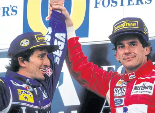  ??  ?? Gesto. Senna levanta el brazo de Prost, su ex compañero y eterno rival. Fue la última vez que la F1 los reunió ●