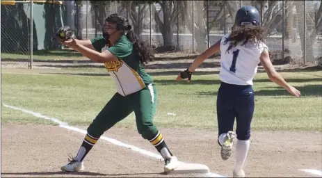  ?? LOPEZ PHOTO ?? Holtville High’s Emily Zarate makes an out at first while a Maranatha Christian player makes a run to the base. KARINA