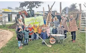  ?? FOTO: STADT KAMP-LINTFORT ?? Die Kita-Kinder freuten sich mit Bürgermeis­ter Christoph Landscheid­t und Jugenddeze­rnent Christoph Müllmann über den Baustart.