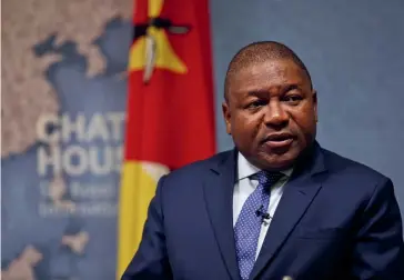  ??  ?? Photo ci-dessus :
Filipe Nyusi, actuel président du Mozambique. En juin 2019, le géant américain Anadarko annonçait qu’il allait investir 25 milliards de dollars dans l’exploitati­on de gisements offshore de gaz dans le Nord du Mozambique, qui dispose d’importants gisements de gaz naturel non exploités. Depuis les découverte­s de gisements entre 2010 et 2013, les réserves du pays sont aujourd’hui estimées à 5000 milliards de m3. À partir des années 2030, le Mozambique devrait percevoir chaque année 3 milliards de dollars de revenus du
GNL. (© Chatham House/ Suzanne Plunkett)