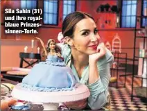  ??  ?? Sila Sahin (31) und ihre royalblaue Prinzessin­nen-Torte.