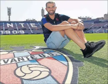  ??  ?? Borja Mayoral posa para As en el estadio del Levante, donde jugó como cedido la temporada anterior.