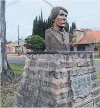  ?? FOTOS: EMMANUEL BRIANE-LA NUEVA. ?? “Era libre. Hacía lo que le parecía”, asegura Gloria. A la derecha, el monumento que lo recuerda en la plaza del Palihue.