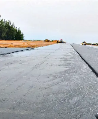  ?? ALCALDÍA DE SAN GIL ?? Obras de ampliación de la pista del aeropuerto Los Pozos, que tiene una longitud de 1.400 metros.