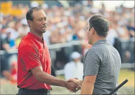  ?? FOTO: GETTY ?? Woods y Molinari se saludan tras acabar en el hoyo 18. Una bonita lucha