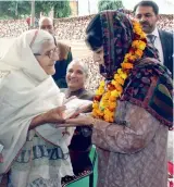  ??  ?? Jammu and Kashmir chief minister Mehbooba Mufti interacts with an elderly Kashmiri Pandit woman while visiting a migrants’ camp in Jammu on Tuesday.