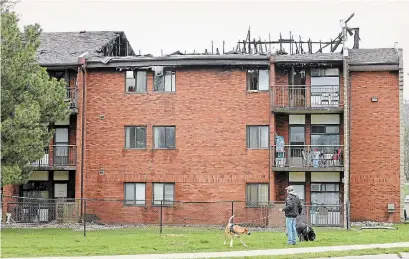  ?? PHOTOS BY JOHN RENNISON THE HAMILTON SPECTATOR ?? The fire started on a third-floor balcony on the west side of the 60-unit building and quickly picked up pace, reaching the roof.