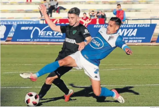  ?? ROMÁN RÍOS ?? Gabi Ramos, que volvió al equipo tras cumplir el partido de sanción, intenta hacerse con el cuero ante un contrario.