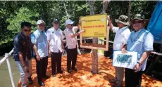  ?? — Bernama photo ?? Nik Nazmi (fourth left) placing a permanent forest reserve and no entry sign at the Kina Benuwa Permanent Forest Reserve on Tuesday.