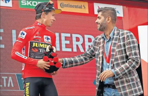  ??  ?? SONRIENTE. Primoz Roglic recibe de manos de Vicente Jiménez, director de AS, la mascota de la Vuelta, el toro Tei-Tei.