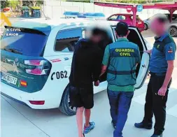  ?? EFE ?? La Guardia Civil traslada a uno de los detenidos