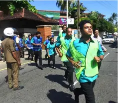  ??  ?? Hotel employees take part in a tsunami evacuation drill in Hikkaduwa, Sri Lanka.