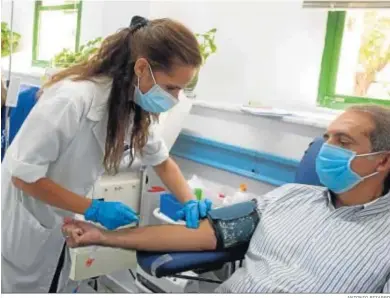  ?? ANTONIO PIZARRO ?? Un donante de sangre en el momento de la extracción en el Centro de Transfusio­nes Sanguíneas de Sevilla.