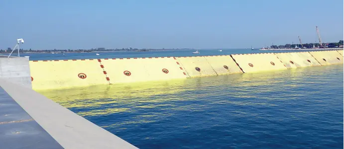  ??  ?? Test di funzioname­nto Una prova di sollevamen­to delle paratoie alla bocca di porto di Lido Nord