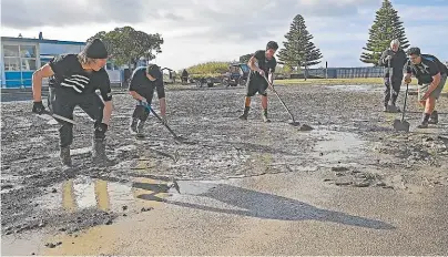  ?? LOCAL DEMOCRACY REPORTING ?? A team at work on the mud at Hatea a Rangi School, from left, Fergus Knight, Whetu Beale, Turoa Kohatu and Hauiti Kohatu.