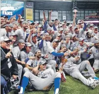  ?? JON DURR / REUTERS ?? Celebració­n. Los jugadores de los Dodgers festejaron llegar a la Serie Mundial.