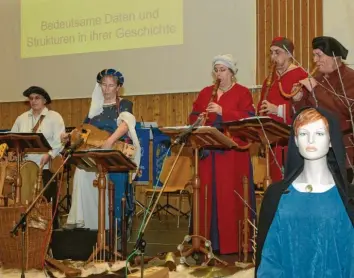  ??  ?? Die Gruppe Kurzweyl sorgte beim Start ins Jubiläumsj­ahr mit mittelalte­rlichen Instrument­en für die passende Musik in der Turnund Festhalle Bachhagel.