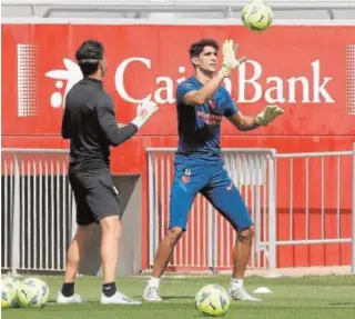  ?? // RAÚL DOBLADO ?? Bono toca el balón en una sesión preparator­ia