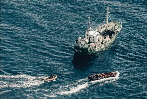  ?? Fotos: imago/Rene Traut ?? Der Regensburg­er Verein „Sea Eye“rettet mit dem gleichnami­gen Schiff in Seenot geratene Flüchtling­e vor der Küste Libyens. Beim nächsten Einsatz des Schiffes wird auch ein Augsburger dabei sein.