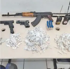  ?? Divulgação/PMERJ ?? Armas e drogas foram apreendida­s pelo 9º BPM na Palmeirinh­a