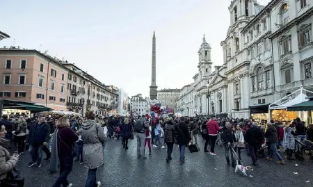  ??  ?? Nel mirino L’Antitrust ha aperto un’indagine sulla gara del Comune per i banchi a piazza Navona