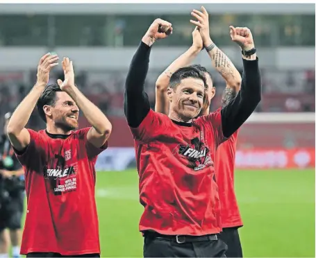  ?? FOTO: BERND THISSEN/DPA ?? Jonas Hofmann (l.) und Xabi Alonso feiern in dieser Szene den Einzug ins Europa-League-Finale.