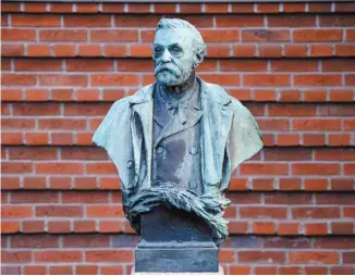  ?? JONATHAN NACKSTRAND AGENCE FRANCE-PRESSE ?? Le buste d’Alfred Nobel, à Stockholm. Dans la tourmente, l’Académie suédoise a annoncé que le lauréat du prix Nobel 2018 de littératur­e sera annoncé en même temps que le lauréat 2019.