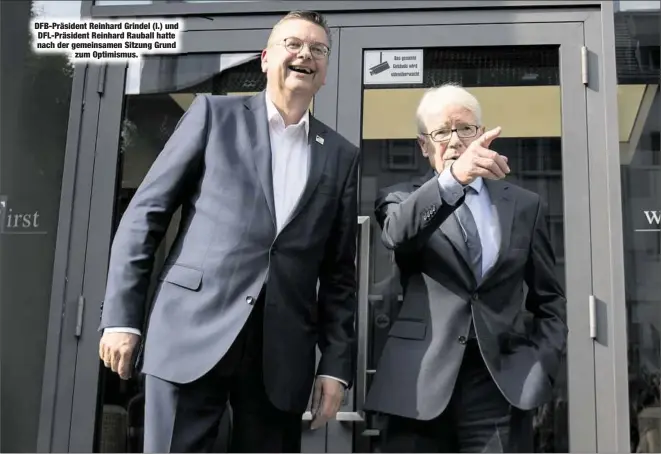  ??  ?? DFB-Präsident Reinhard Grindel (l.) und DFL-Präsident Reinhard Rauball hatte nach der gemeinsame­n Sitzung Grundzum Optimismus.