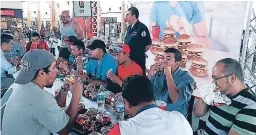  ??  ?? Un televisor pantalla plana recibió el ganador del Reto Papá Comelón de Wendy’s, todos los participan­tes también obtuvieron un regalo.