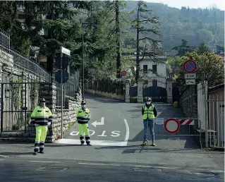  ?? (Foto Ansa/Filippo Venezia) ?? Fine settimana blindato
Ieri le Forze dell’Ordine e la protezione civile hanno chiuso i parchi e gli accessi alla Maddalena per evitare che attività sportiva e passeggiat­e possano contribuir­e alla diffusione del virus