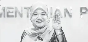  ?? — Gambar Bernama ?? CERIA: Fadhlina pada sidang media berkenaan Intervensi Kurikulum bagi menangani isu keciciran pembelajar­an di Kementeria­n Pendidikan, Putrajaya semalam.