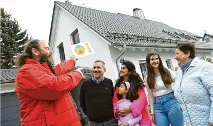  ?? Foto: Silvio Wyszengrad ?? Energieber­ater Klaus Becker berät Familie Perzul im Bärenkelle­r, was alles bei einer Photovolta­ikanlage zu beachten ist.