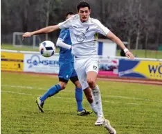  ?? Foto: Fred Schöllhorn ?? Fabian Krug (am Ball) schoss den TSV Schwaben im Heimspiel gegen Mering mit 1:0 in Führung. Am Ende hieß es 1:1.